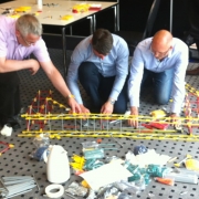 Teambuilding grote groepen bruggen bouwen